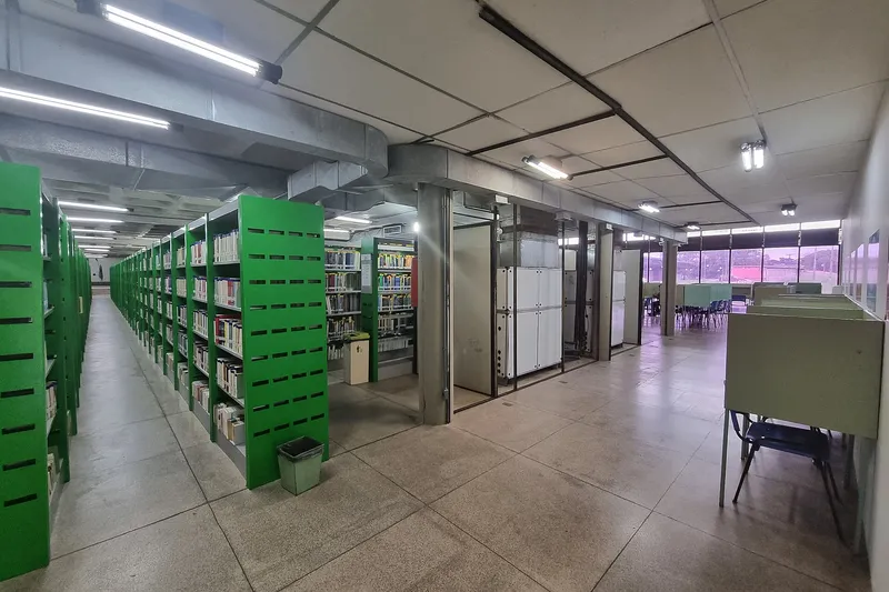Estantes e mesa de estudo da Biblioteca Comunitária Jornalista Carlos Castello Branco, na UFPI, em Teresina