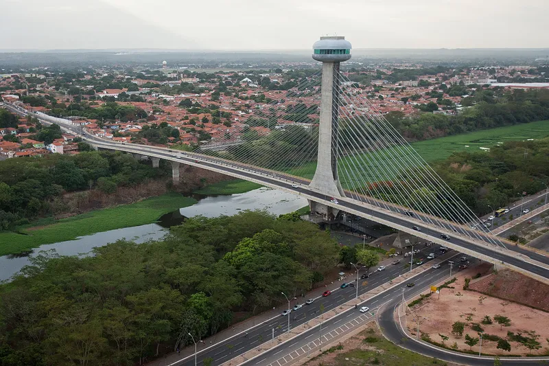 Ponte Estaiada sobre o rio Poti, em Teresina